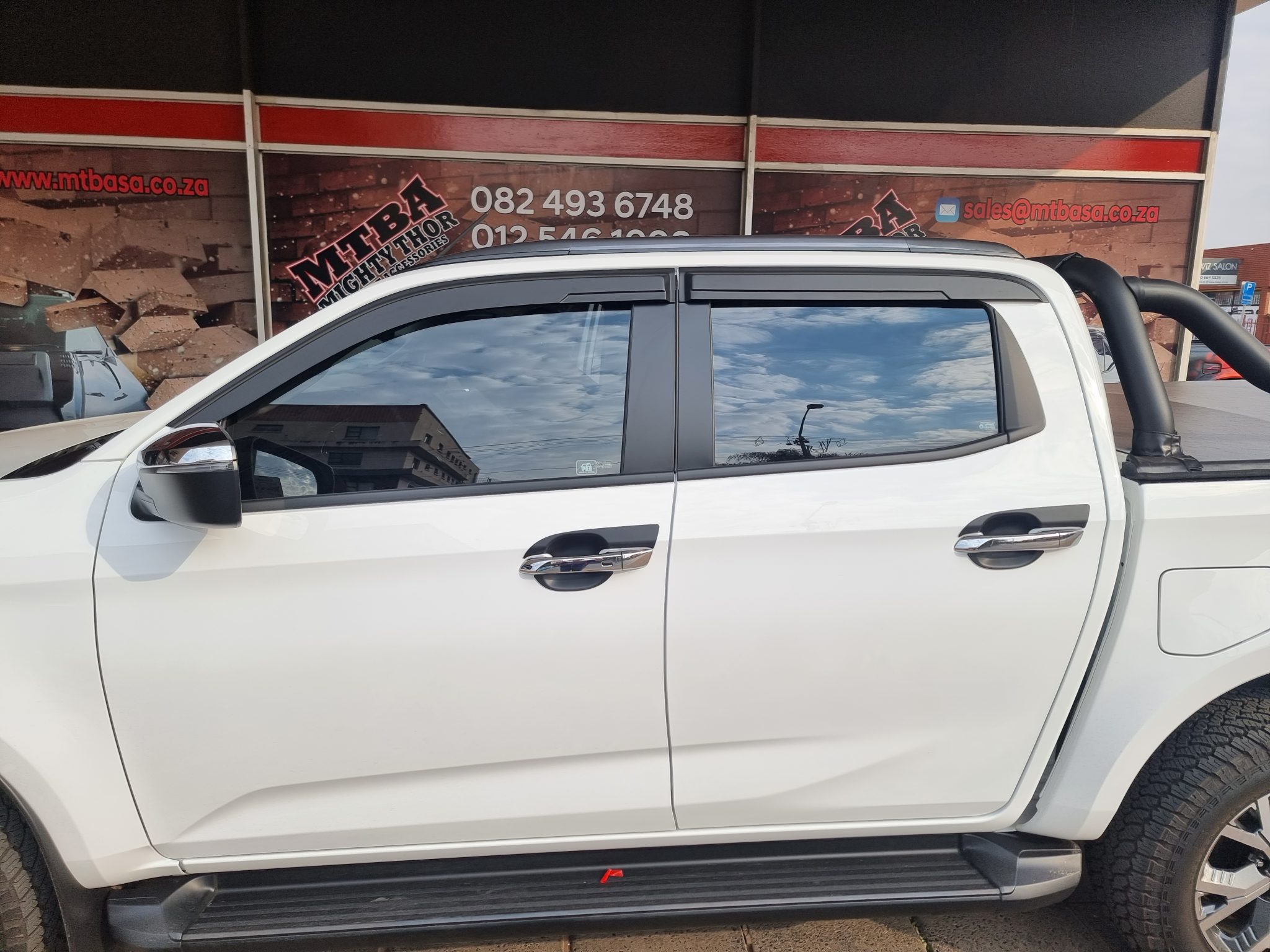 isuzu-d-max-2022-roof-rails-mighty-thor-bakkie-accessories