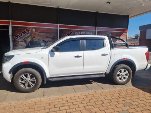 Fender flares red insert - Navara D23