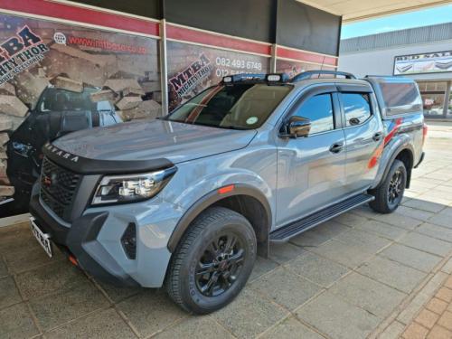 Fender flares red insert, roof rails, windshields, door handle inner cups NISSAN NAVARA D23-