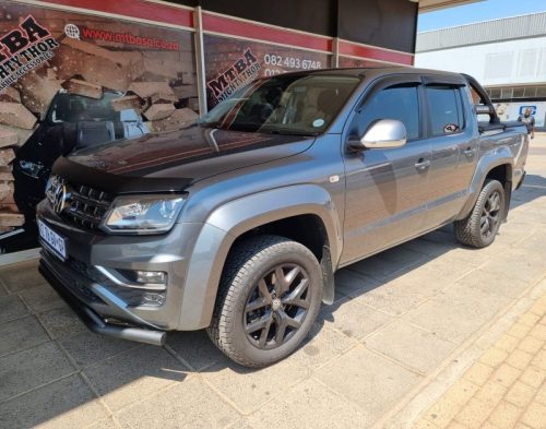 Front styling bar black, matt black windshields, rollbar black - Amarok