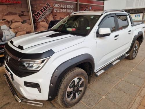 Mega bonnet scoop, 3 pce stick on bonnet protector, front styling bar chrome, studded wheel arches, sidesteps chrome, windshields, doorhandle inner cups - Amarok 2023