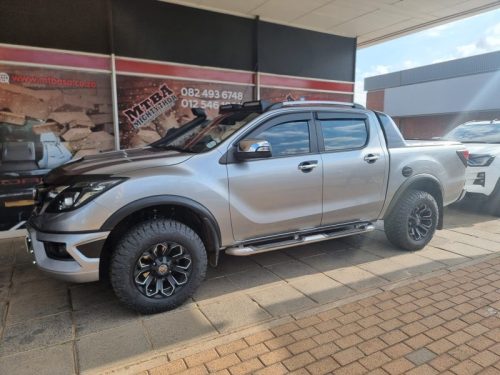 Roofrails, slimline wheel arches, zenith front bumper, wildtrack sportsbar, windshields matt black, mega bonnet scoop, door handle inner cups - Mazda BT50 (1)